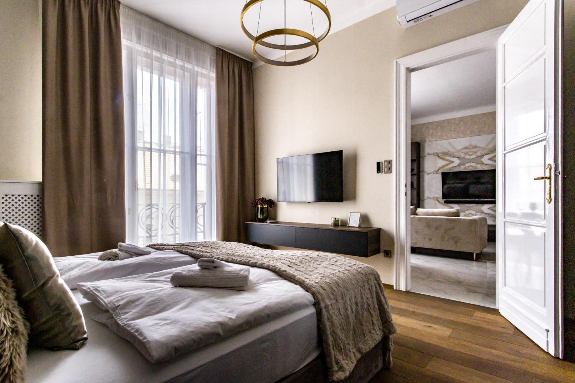 N16 Deluxe Apartment Boedapest Buitenkant foto
